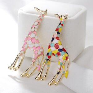 Giraffe brooch pin